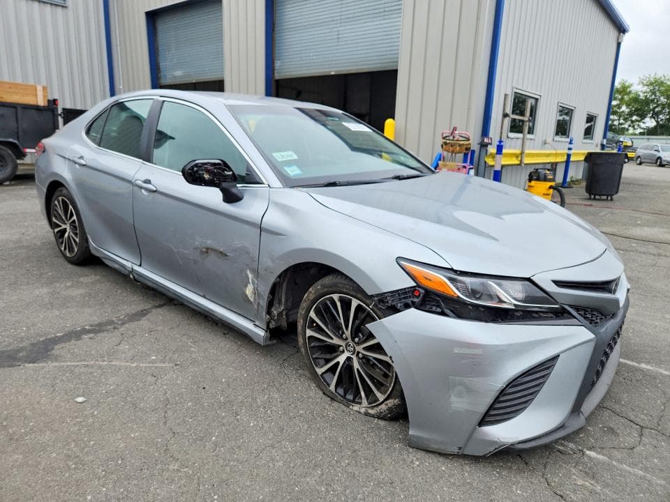 2018 TOYOTA CAMRY SE 4