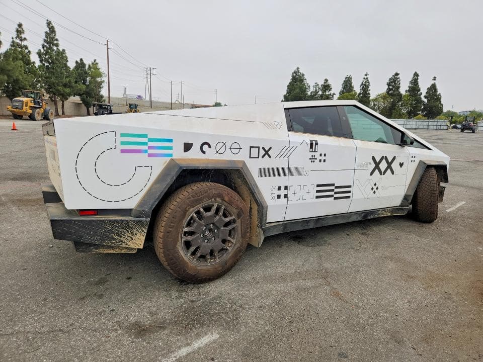 2024 TESLA CYBERTRUCK 3