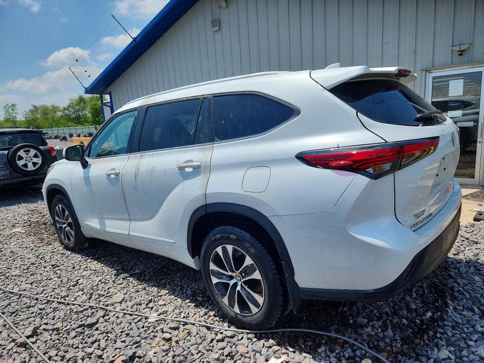 2022 TOYOTA HIGHLANDER XLE 2