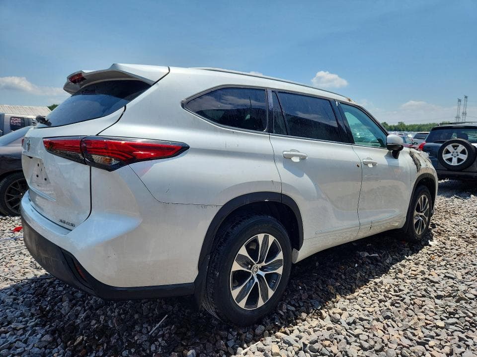 2022 TOYOTA HIGHLANDER XLE 3