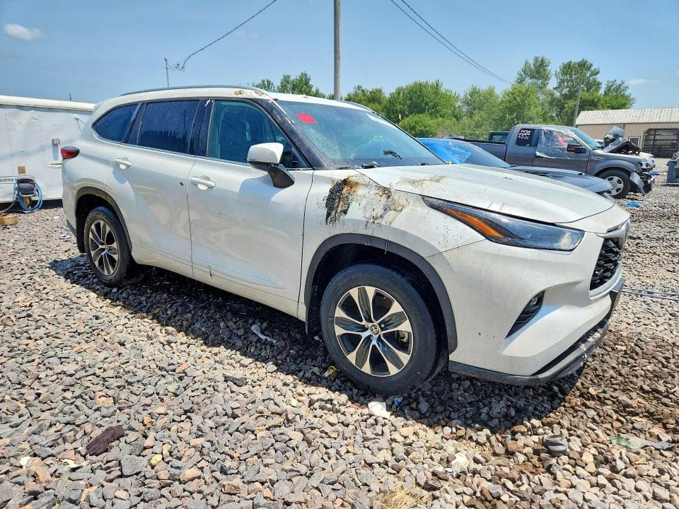 2022 TOYOTA HIGHLANDER XLE 4