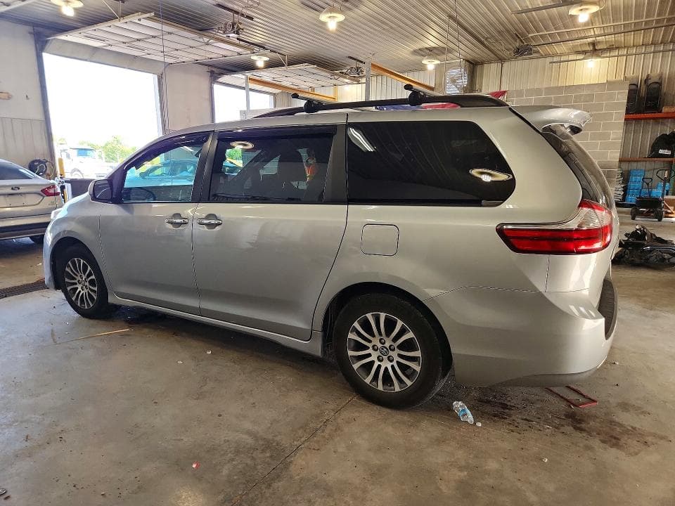 2020 TOYOTA SIENNA XLE 8-PASSENGER 2