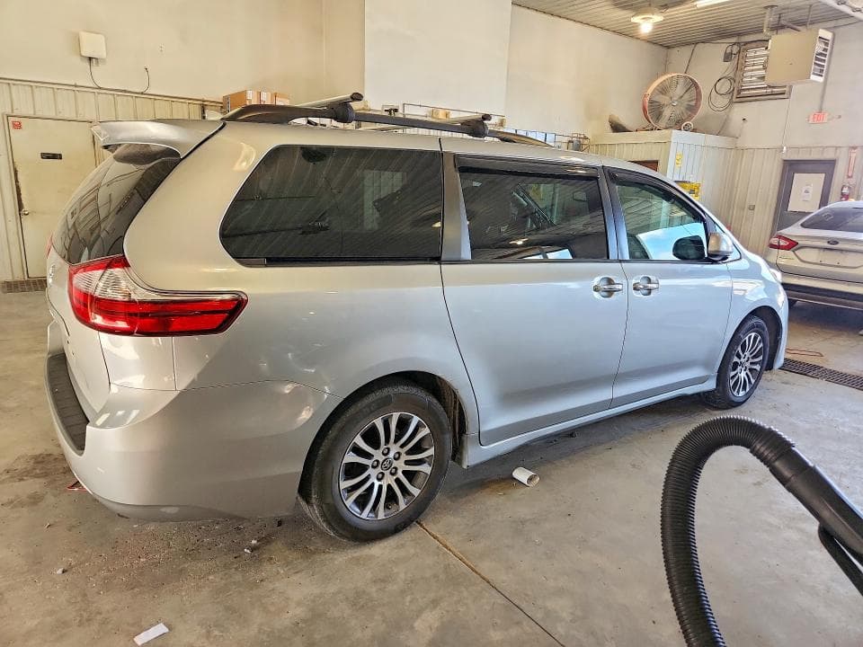 2020 TOYOTA SIENNA XLE 8-PASSENGER 3