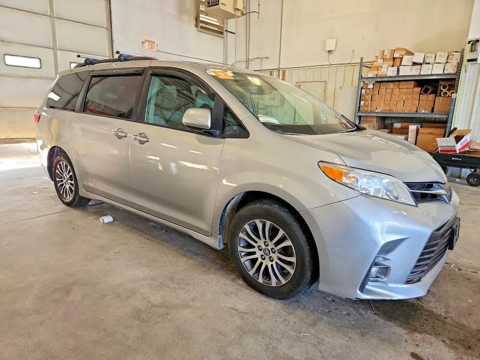2020 TOYOTA SIENNA XLE 8-PASSENGER 4