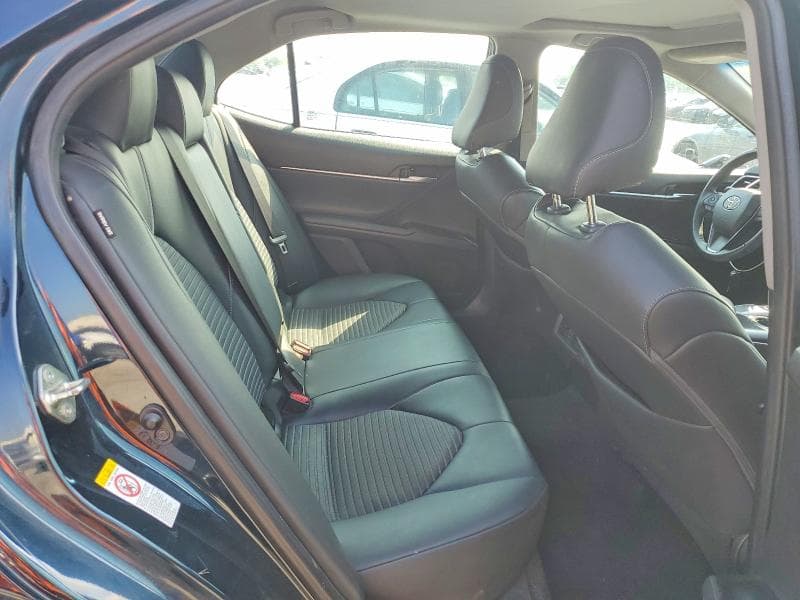 2018 TOYOTA CAMRY SE 10