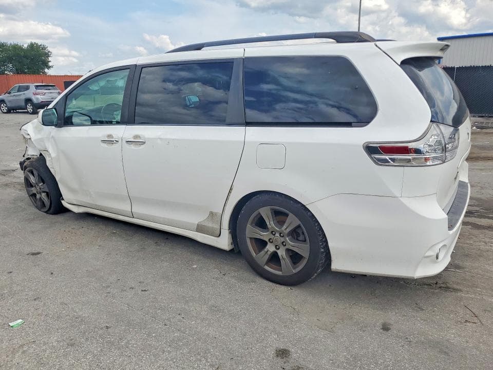 2017 TOYOTA SIENNA SE 2