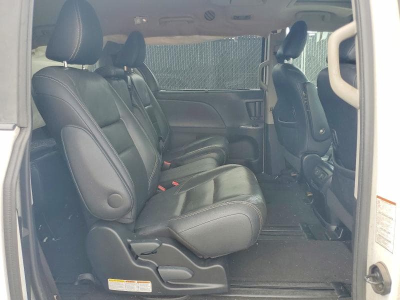 2017 TOYOTA SIENNA SE 11