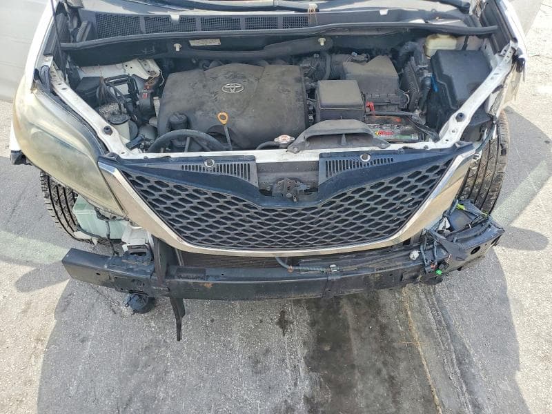2017 TOYOTA SIENNA SE 12