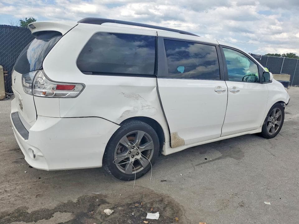 2017 TOYOTA SIENNA SE 3