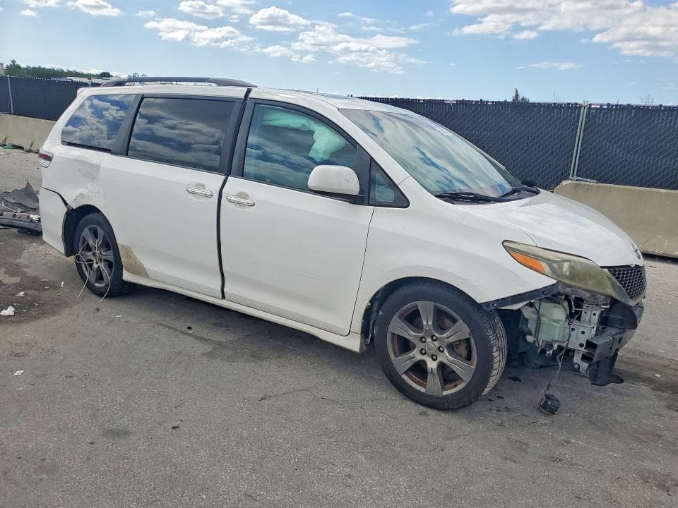 2017 TOYOTA SIENNA SE 4