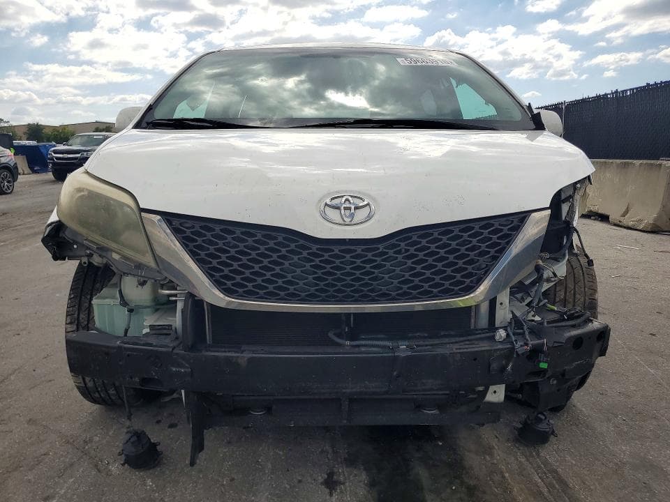 2017 TOYOTA SIENNA SE 5