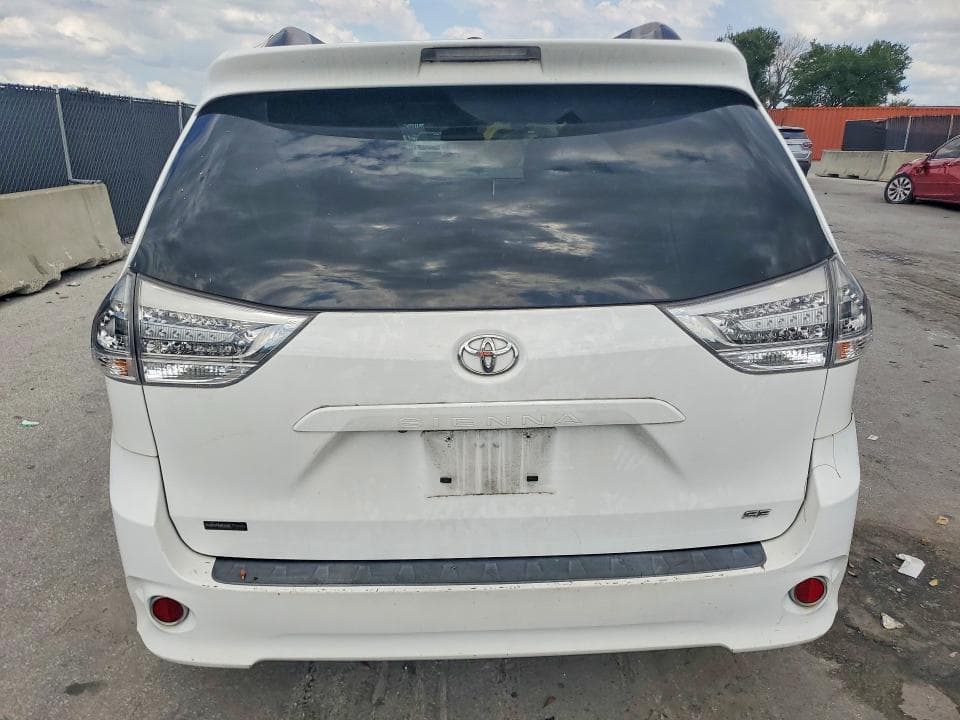 2017 TOYOTA SIENNA SE 6