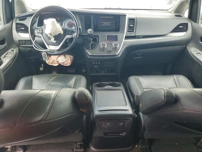 2017 TOYOTA SIENNA SE 8