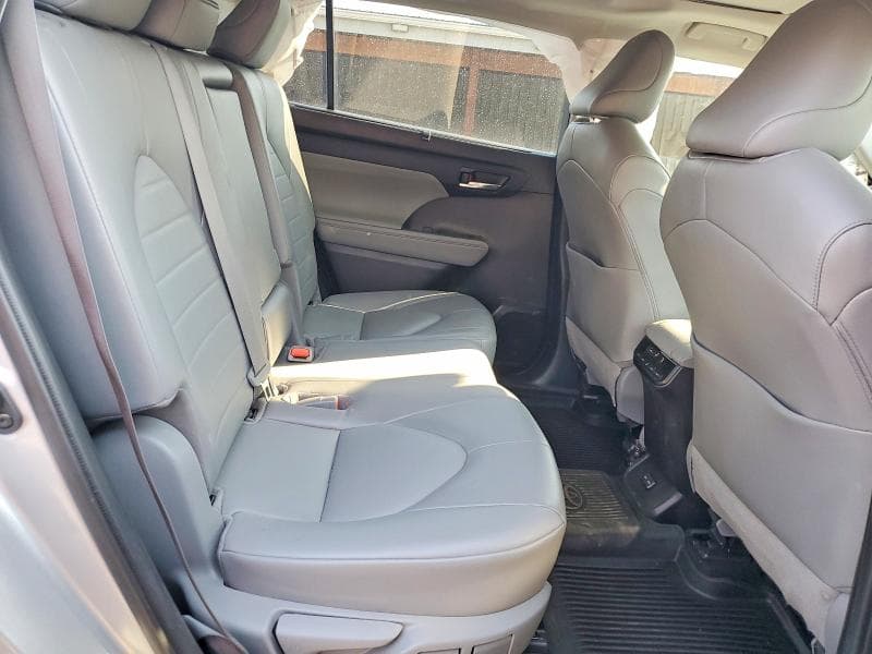 2022 TOYOTA HIGHLANDER HYBRID XLE 11