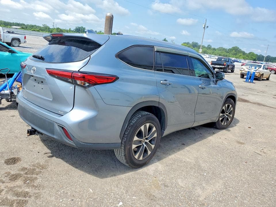 2021 TOYOTA HIGHLANDER XLE 3