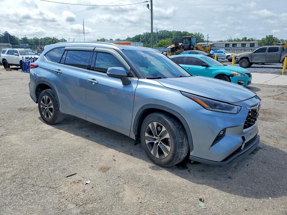 2021 TOYOTA HIGHLANDER XLE 4