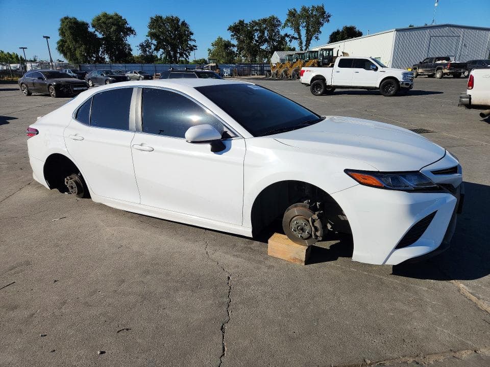 2018 TOYOTA CAMRY SE 4