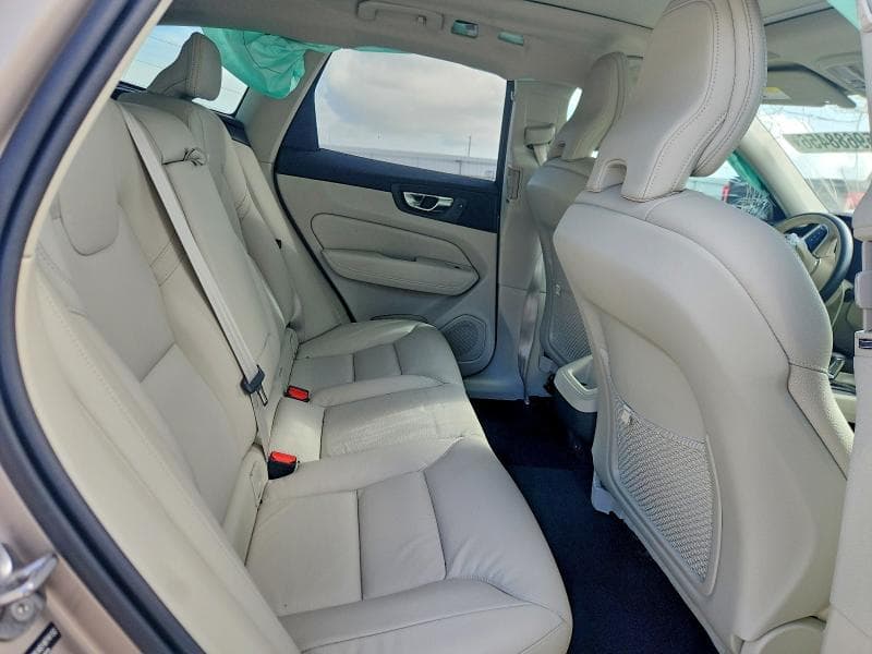 2025 VOLVO XC60 PLUS 11