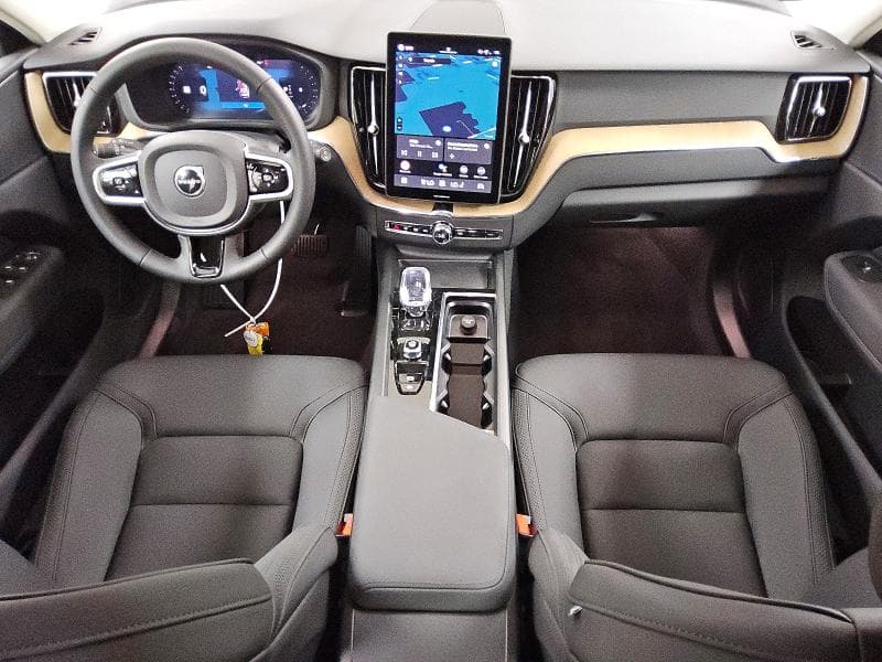 2026 VOLVO XC60 PLUS 8