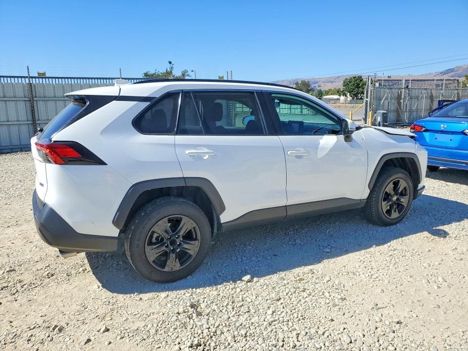 2022 TOYOTA RAV4 XLE 3