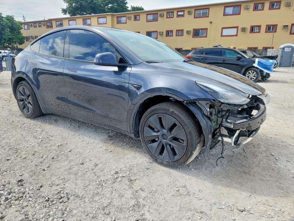 2025 TESLA MODEL Y 4