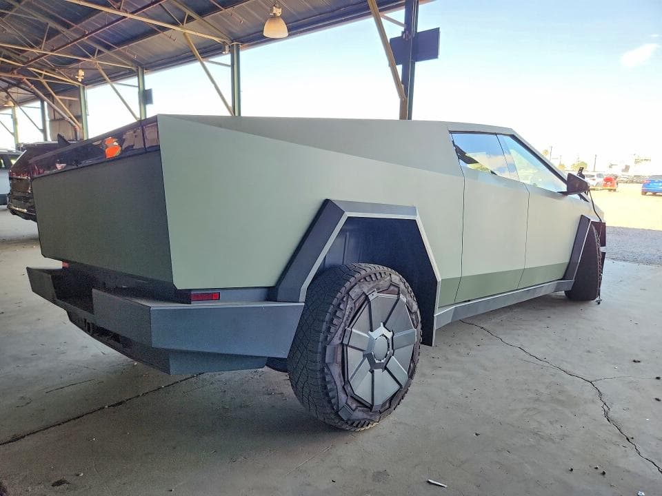 2025 TESLA CYBERTRUCK 3