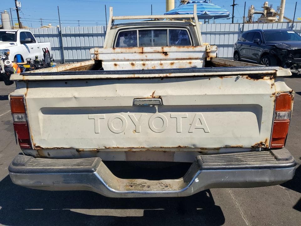 1982 TOYOTA PICKUP / CAB CHASSIS 1/2 TON DLX 1/2 TON DLX 6