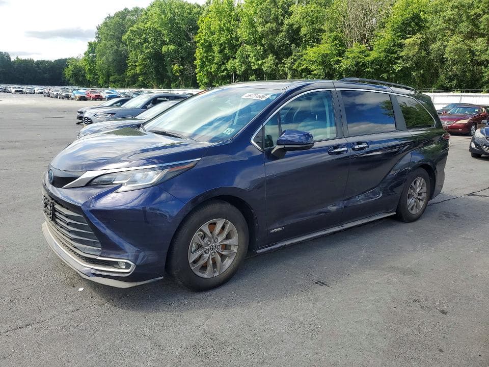 2021 TOYOTA SIENNA XLE - 1