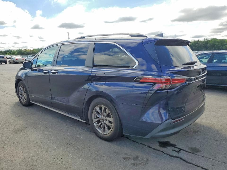 2021 TOYOTA SIENNA XLE 2