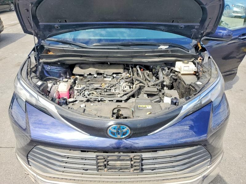 2021 TOYOTA SIENNA XLE 12