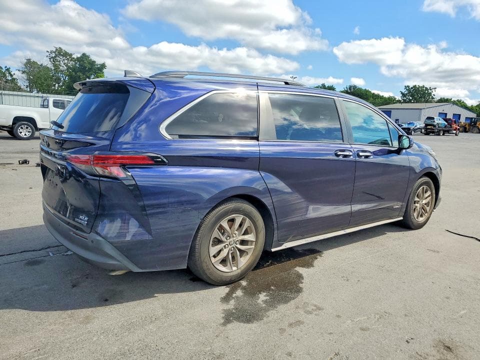 2021 TOYOTA SIENNA XLE 3