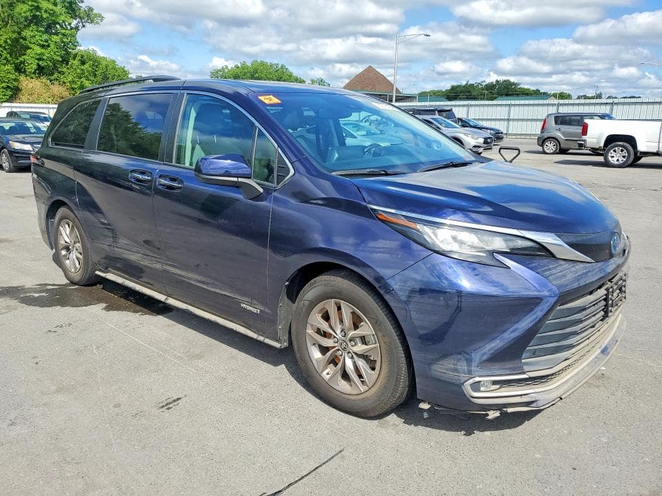 2021 TOYOTA SIENNA XLE 4