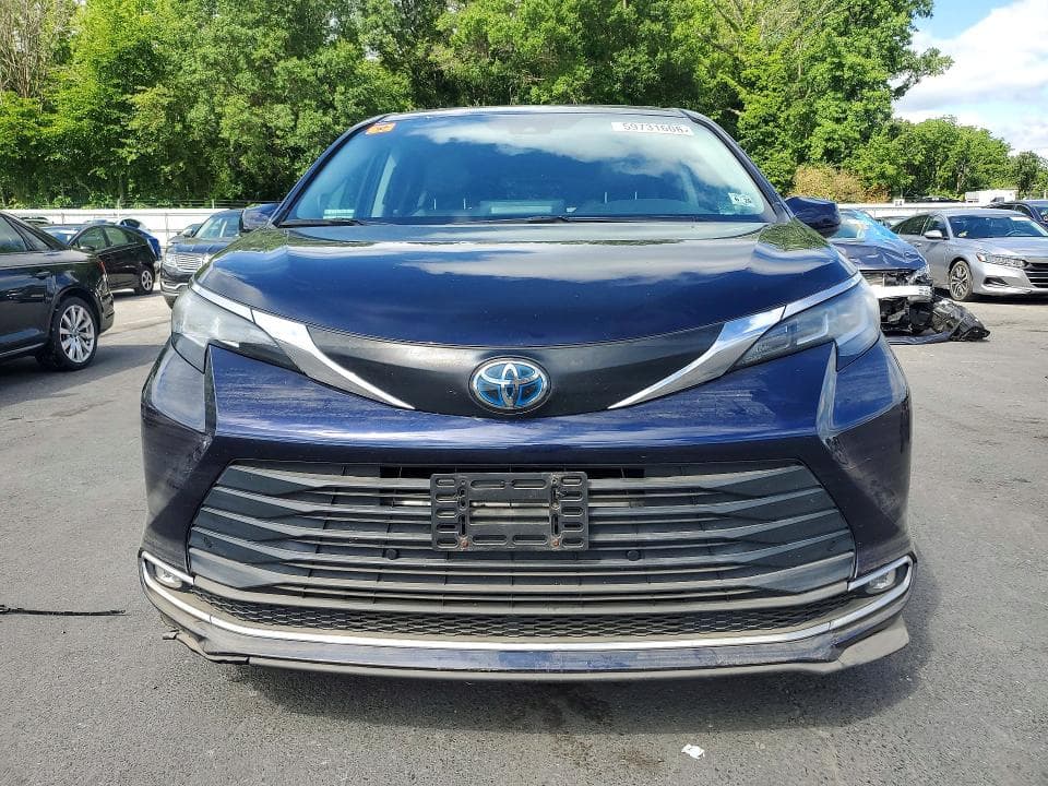 2021 TOYOTA SIENNA XLE 5