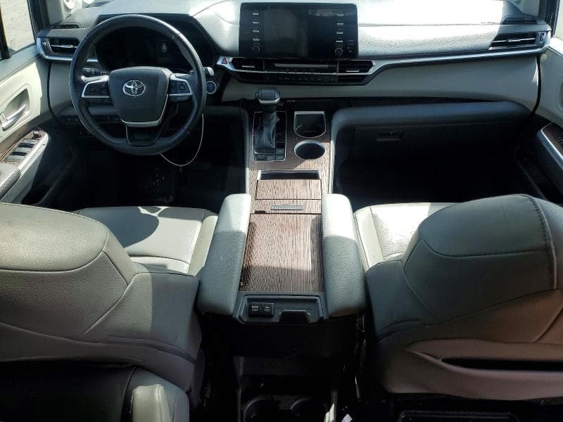 2021 TOYOTA SIENNA XLE 8