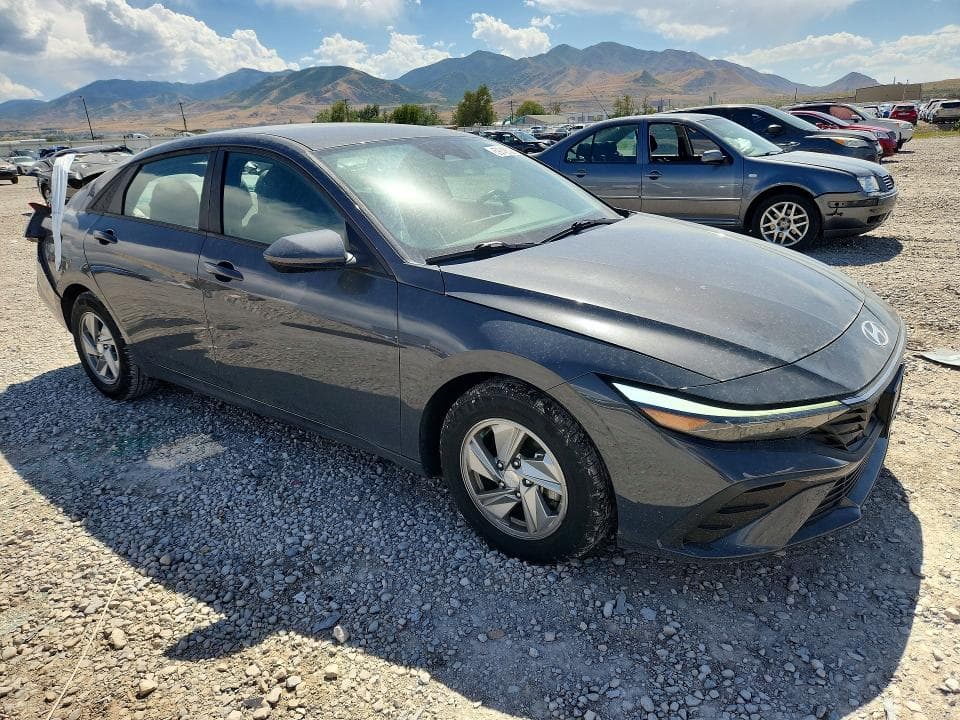 2024 HYUNDAI ELANTRA SE 4