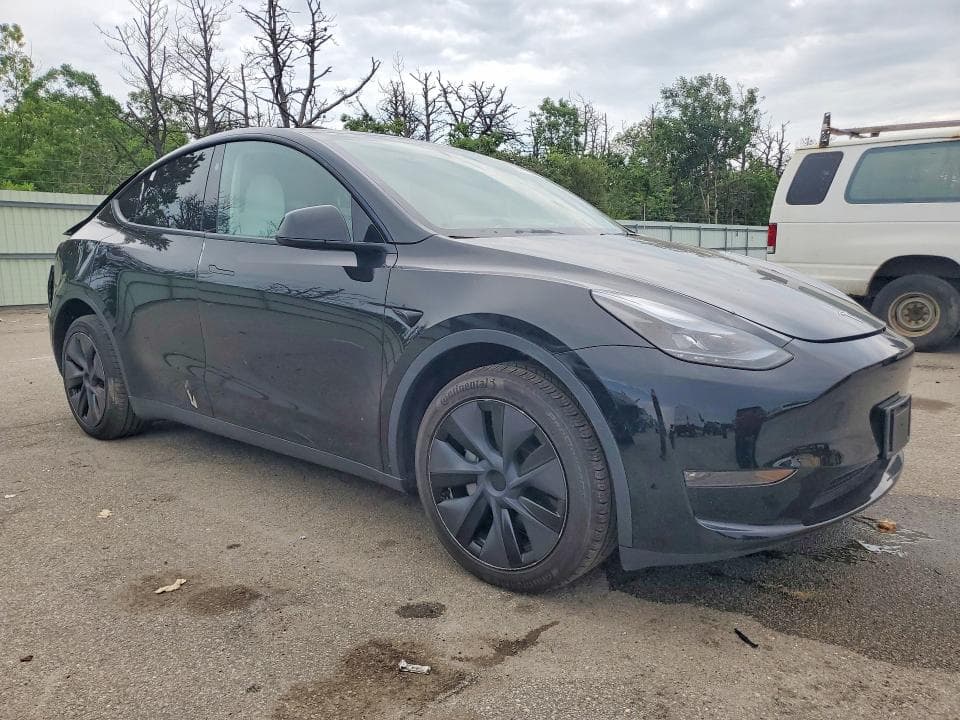 2025 TESLA MODEL Y 4