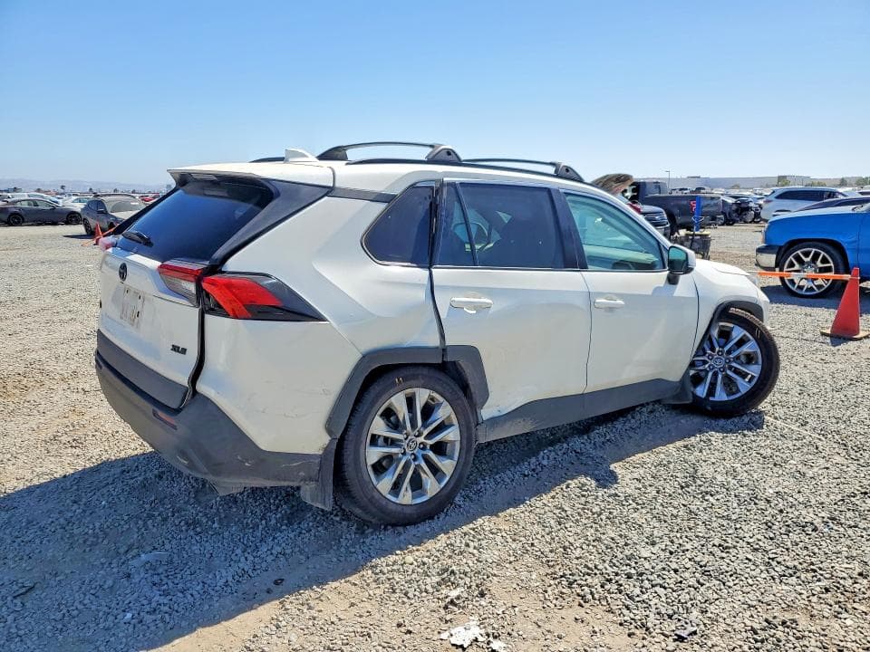 2021 TOYOTA RAV4 XLE PREMIUM 3