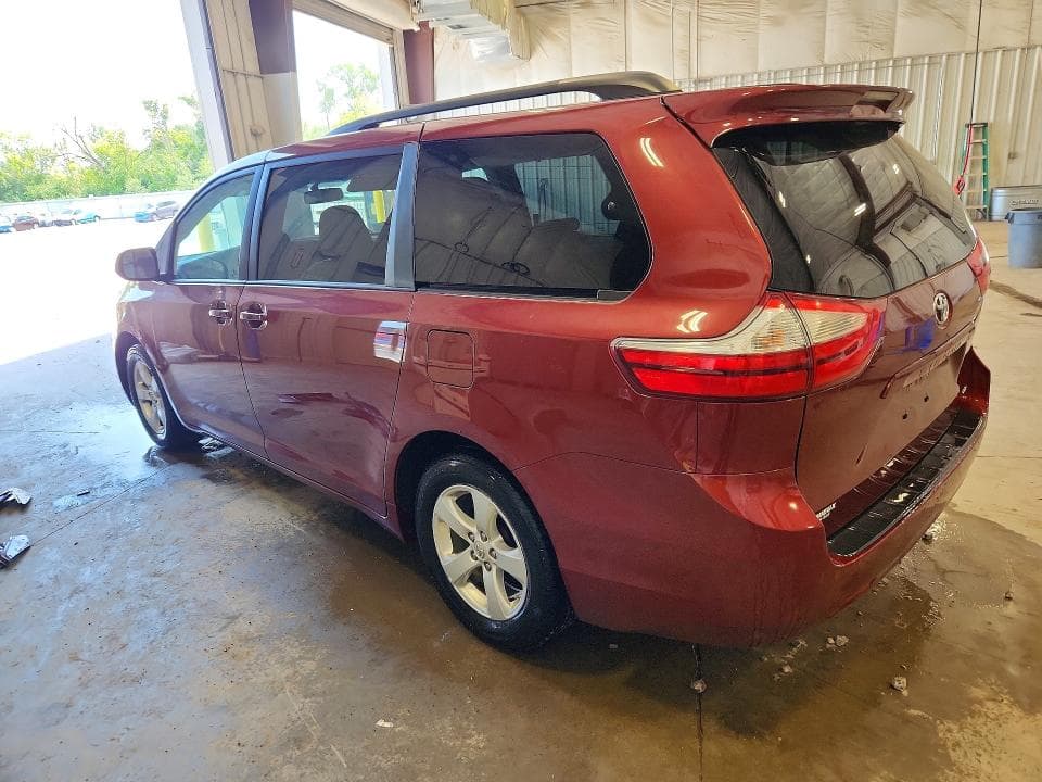 2017 TOYOTA SIENNA LE 2
