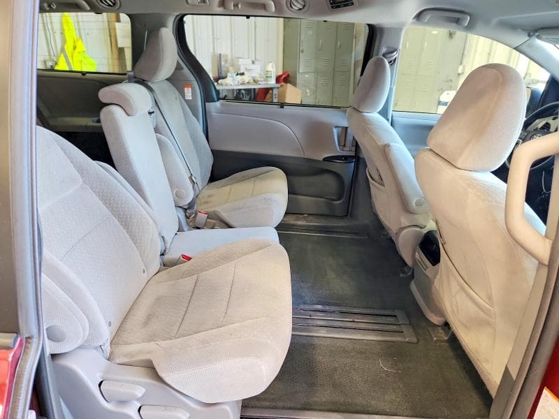 2017 TOYOTA SIENNA LE 11