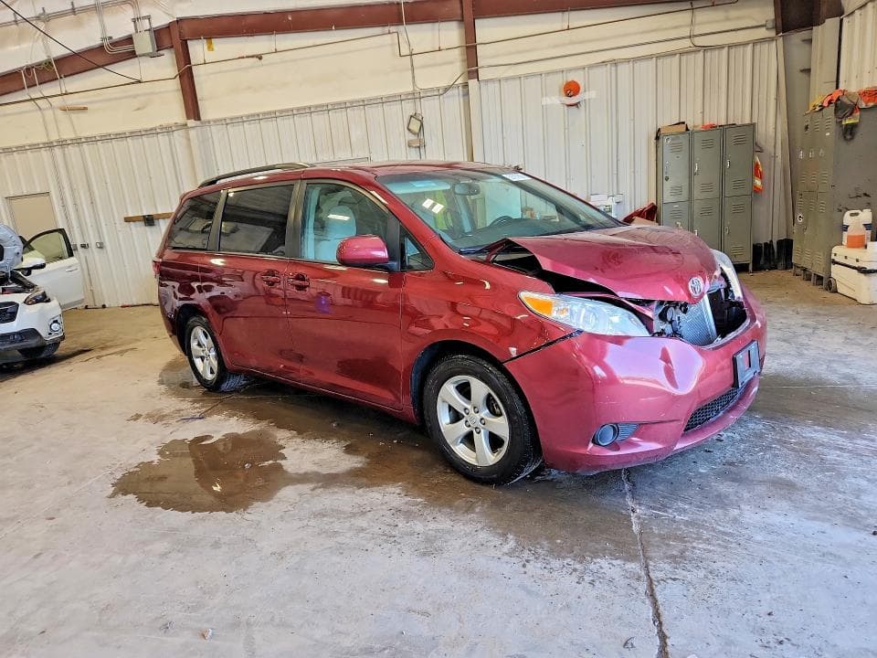 2017 TOYOTA SIENNA LE 4