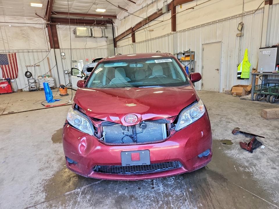 2017 TOYOTA SIENNA LE 5