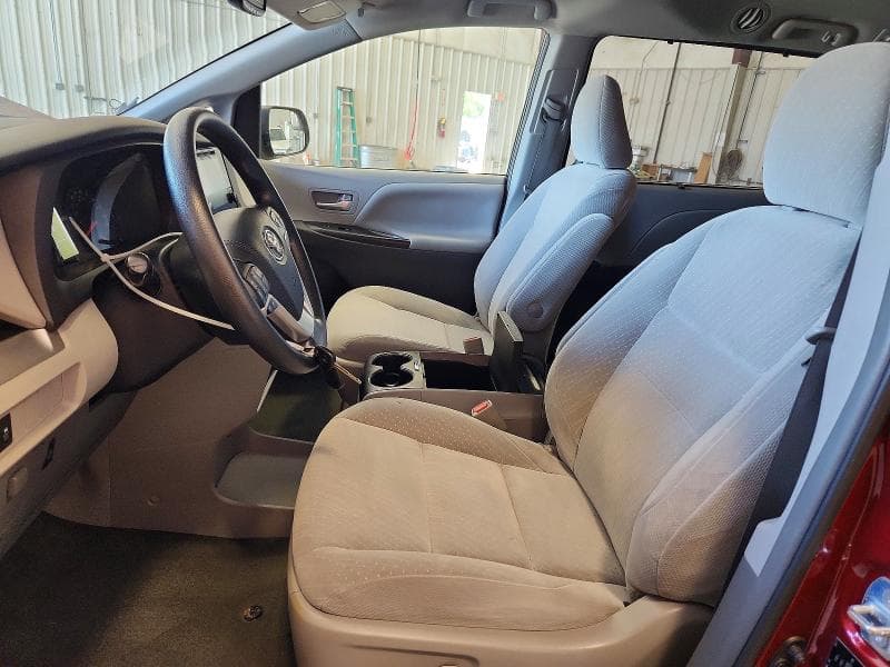 2017 TOYOTA SIENNA LE 7