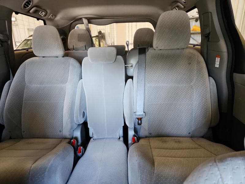 2017 TOYOTA SIENNA LE 10