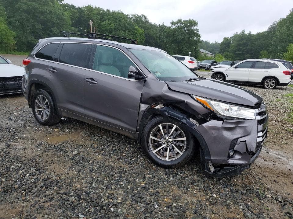 2017 TOYOTA HIGHLANDER XLE 4