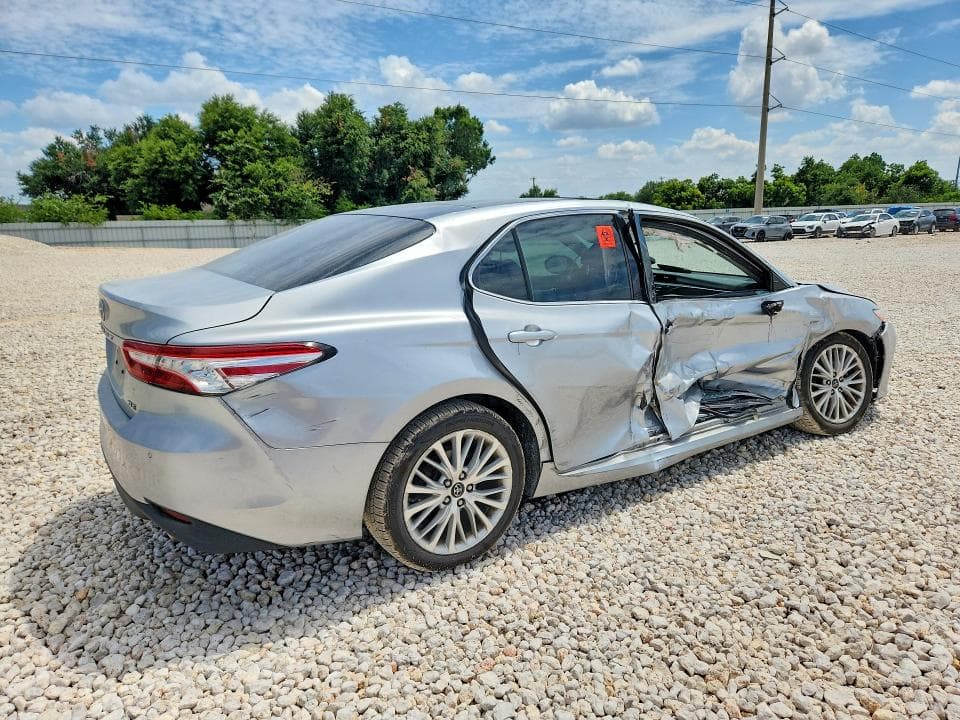 2018 TOYOTA CAMRY XLE 3