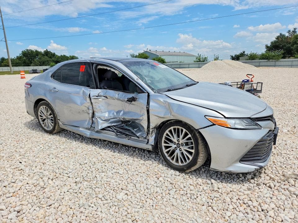 2018 TOYOTA CAMRY XLE 4