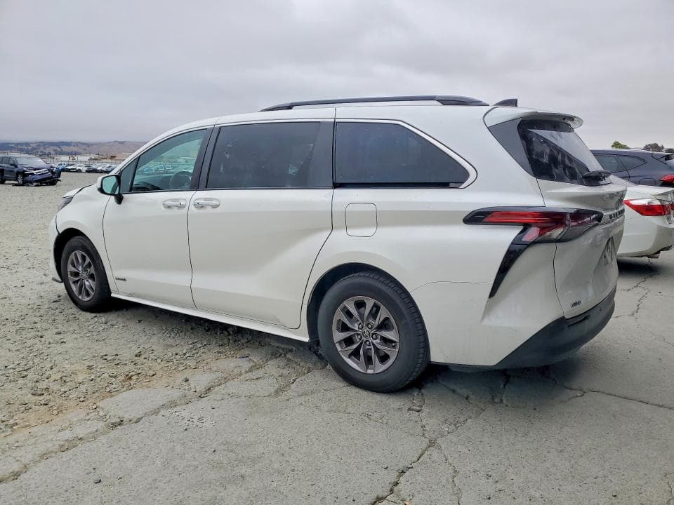 2021 TOYOTA SIENNA XLE 2