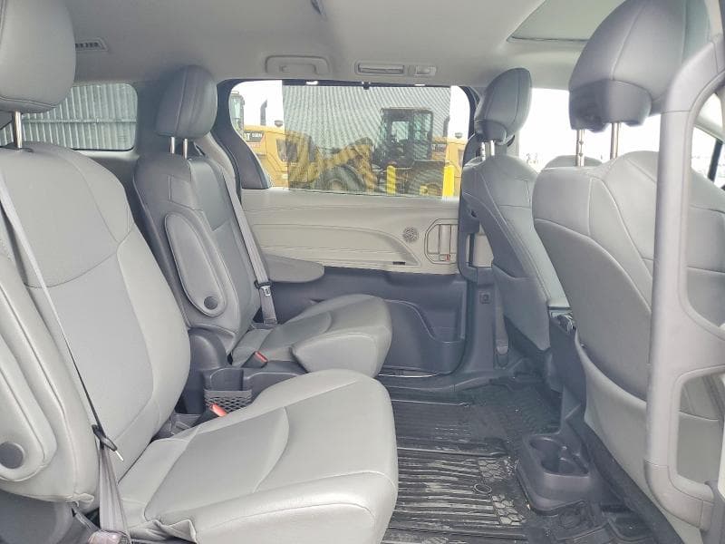 2021 TOYOTA SIENNA XLE 11