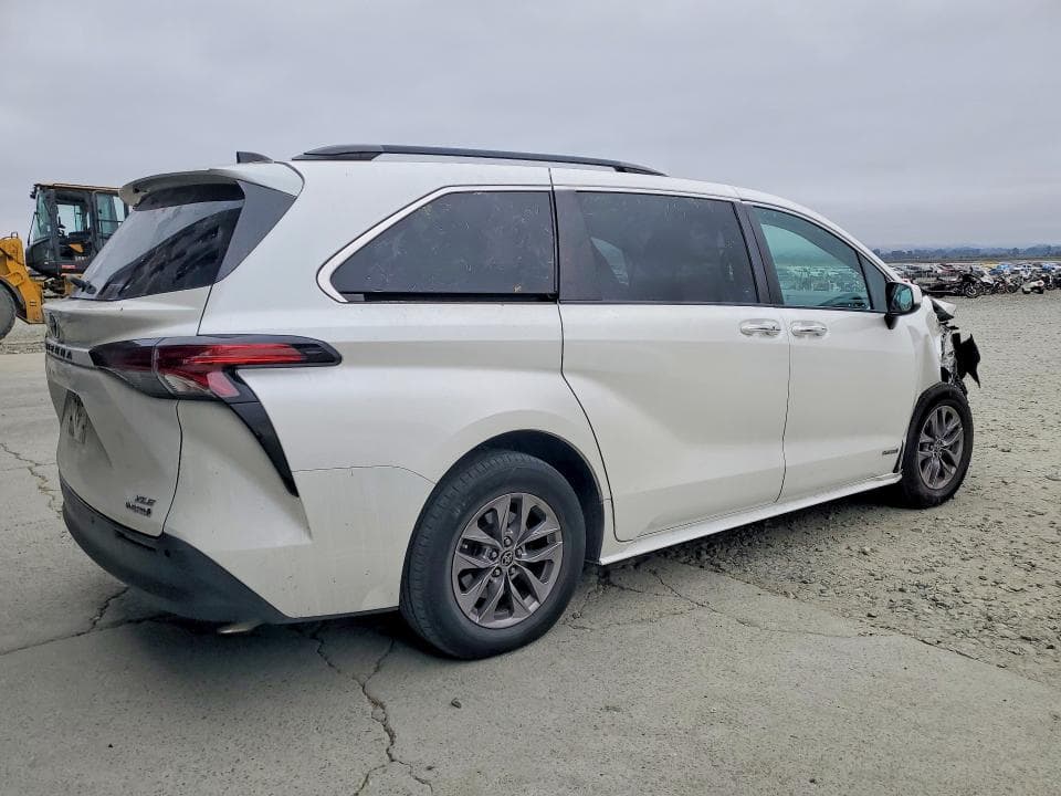 2021 TOYOTA SIENNA XLE 3