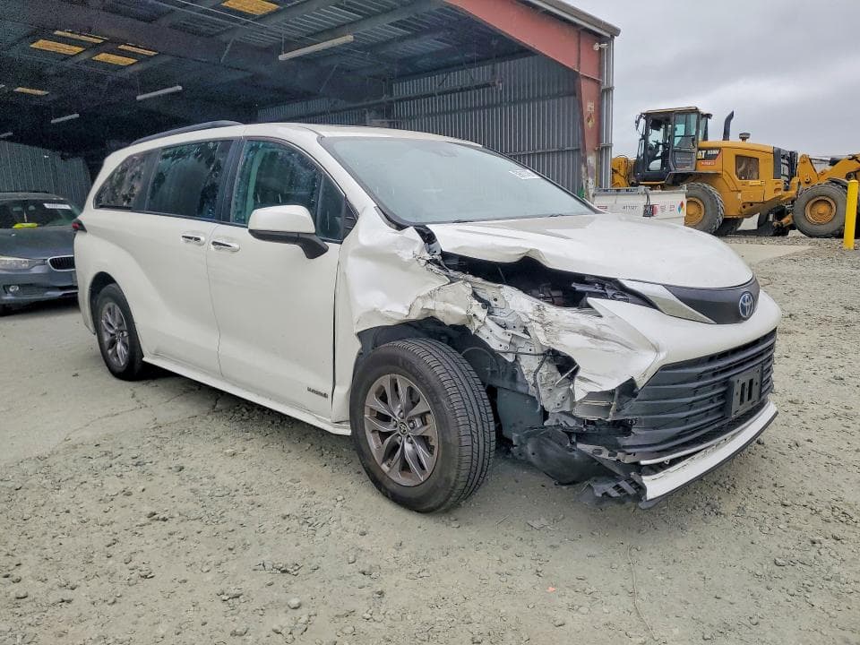 2021 TOYOTA SIENNA XLE 4